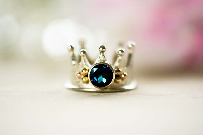 Somber Kenia Schaduw Maxima kroon ring met London Blue Topaas » Orfèvre Edelsmederij